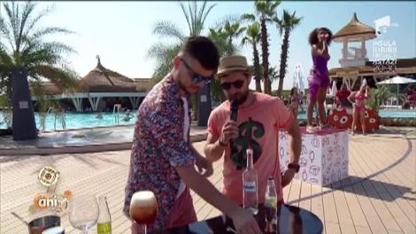 Luca Valentin, cel mai cunoscut  barman român, shlow cu sticlele pe plaja de la Neatza. Este un  adevărat magician al băuturilor delicioase!