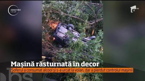 Doi tineri de 24 de ani au ajuns la spital după ce s-au răsturnat cu maşina într-o vale