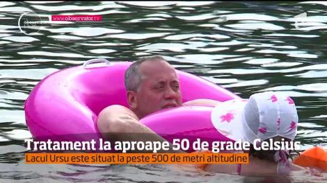 Baie la aproape 50 de grade Celsius, pe plaiuri mioritice! Lacul Ursu atrage turiști din întreaga lume