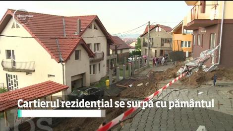 Un cartier rezidenţial se duce la vale cu tot cu pământul pe care a fost construit