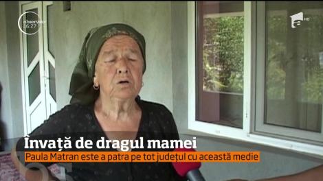 O elevă dintr-o comună din Vaslui învaţă de dorul şi de dragul mamei plecate în străinătate