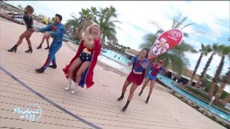 Andreea Bălan, coregrafie de senzație la "Prietenii de la 11". Eroinele au invadat plaja, în frunte cu Wonder Woman