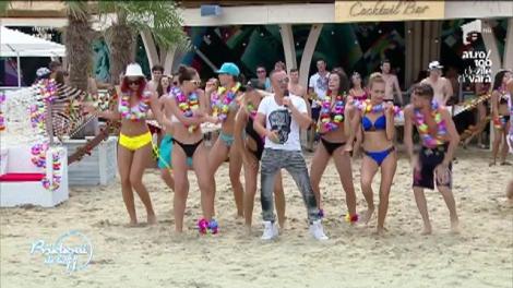 "La mare, la soare / Fetițele sunt goale". Mihai Trăistariu a adus vara anilor 2000 pe plaja "Prietenilor de la 11"