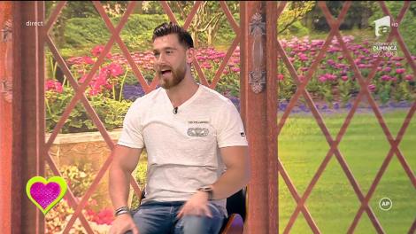 Robert Popescu primește un fresh de portocale din partea unei admiratoare