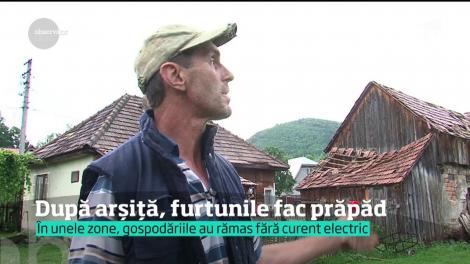 Natura s-a dezlănțuit în România: Vijelia a lăsat mai multe blocuri fără acoperiș și a distrus câteva mașini!