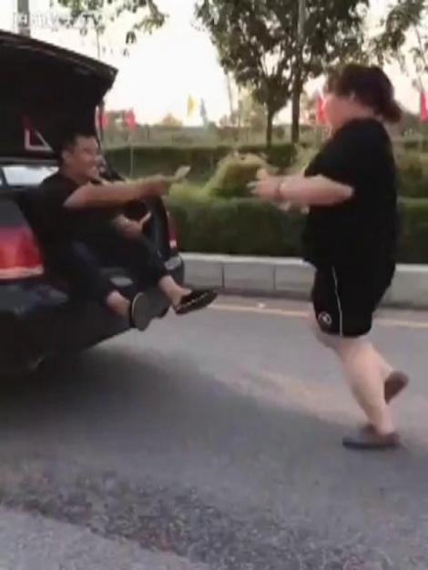 Ai un iubit sau un soț care îți tot spune că vrea să slăbească? Încearcă o metodă  inedită de motivare! (VIDEO)