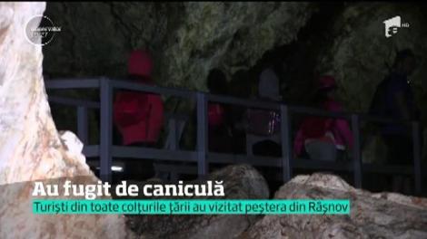 Turiştii au fugit de caniculă în peştera de la Răşnov