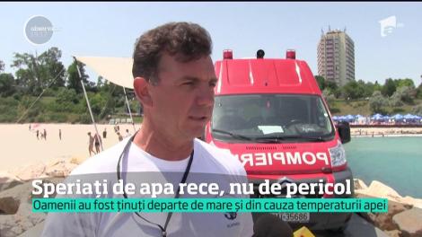 Steagul roşu nu îi sperie pe turiştii veniţi pe litoral