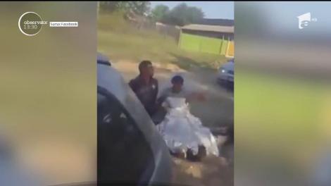 Tradiţiile româneşti nu încetează să ne uimească. După nuntă, o mireasă şi alesul ei s-au lăsat traşi de o maşină, pe uliţele satului