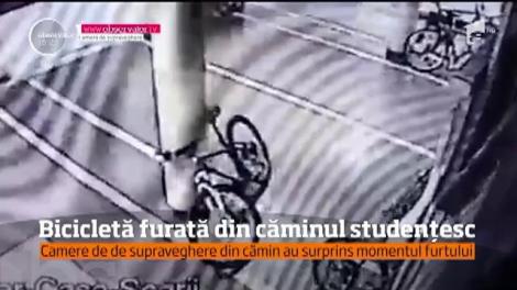 Bicicletă furată din căminul studențesc. Totul a fost surprins de camerele de supraveghere