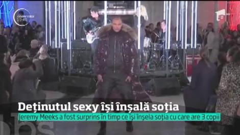 Deţinutul sexy, Jeremy Meeks, surprins în timp ce îşi înşela soţia