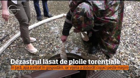 Dezastrul lăsat de ploile torențiale. Au fost ruperi de nori în zeci de localităţi din ţară