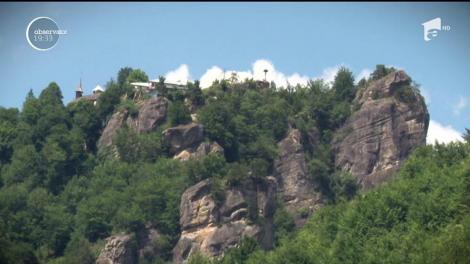 La un pas de moarte, după ce o stâncă desprinsă din munte s-a rostogolit către el. Un copac a stat în calea unei tragedii