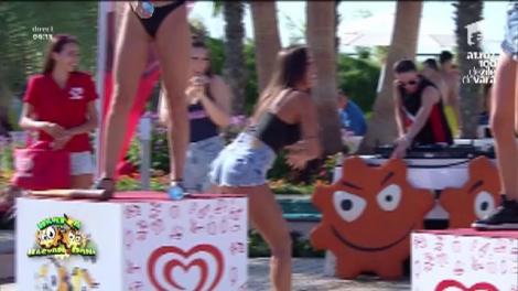 Pregătiţi-vă de distracţie! Meci inedit de baseball: Speak vs. şase brunete focoase