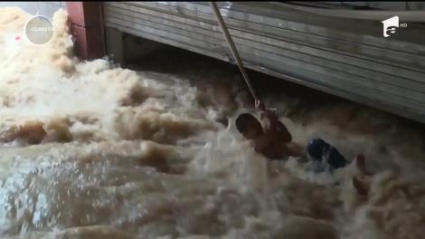 Un tânăr chinez a fost salvat din calea unei viituri în ultima clipă