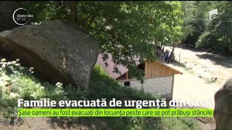 O familie din Argeș a fost evacuată după ce două stânci s-au prăvălit deasupra casei lor
