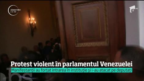 Protest violent în Parlamentul Venezuelei. Mai mulţi deputaţii ai opoziţiei au fost bătuţi fără milă!
