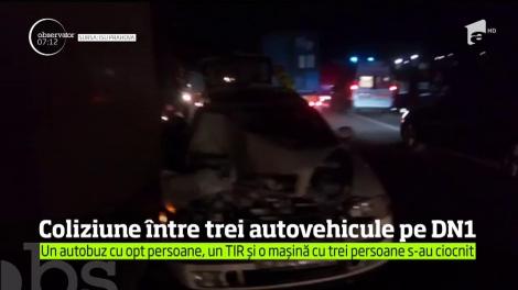 Coliziune între trei autovehicule pe DN1! Două persoane au ajuns la spital