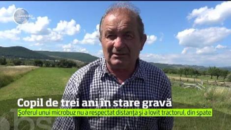 Un copil de doar trei ani şi jumătate din Bistriţa-Năsăud, care mergea pe tractor cu tatăl său, a fost rănit grav
