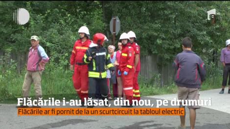 Flăcările i-au lăsat, din nou, pe drumuri. O casă a ars până la temelii!