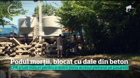 Pasarela din Herăstrău, blocată de un munte de beton