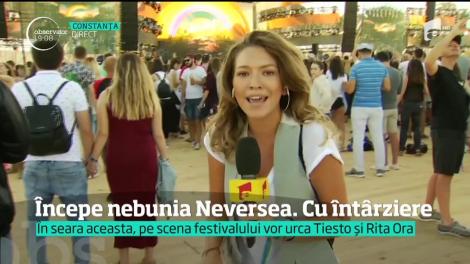 Cel mai mare festival de muzică de la malul mării, Neversea, a început cu întârziere, cozi infernale şi muncitori la treabă