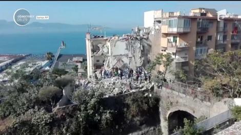 Două familii sunt căutate sub dărâmături de echipele de salvare, după ce o clădire cu patru etaje s-a surpat. Incidentul a avut loc în oraşul Napoli
