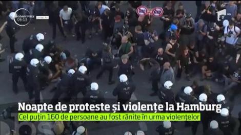 A fost încă o noapte de teroare la Hamburg. Mii de protestari au distrus şi au incendiat tot ce le-a ieşit în cale