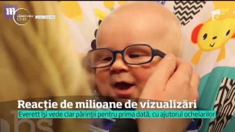 Poţi să nu plângi? Imagini emoţionante. Un copil cu o boală rară îşi vede pentru prima dată mama, cu ajutorul ochelarilor