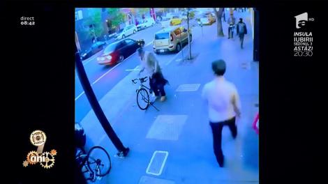 Smiley News: Cum să furi o bicicletă cu flexul în plină stradă
