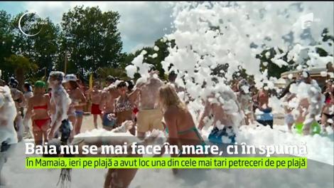 Petrecere cu spumă pe o plajă de fiţe din Mamaia