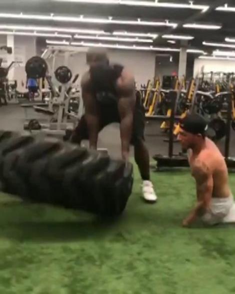 Dovada că nimic nu este imposibil! Fără mâini şi fără picioare, un bărbat se antrenează în sala de forţă