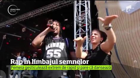 Un interpret pentru persoanele surdo-mute a făcut spectacol la un concert rap