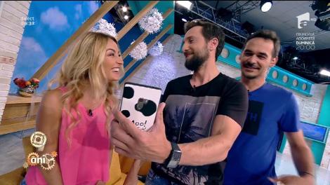 Dani Oțil are poze cu el gol în telefon! Flavia, pusă pe glume: ”Dar de ce ori cât aș da zoom, tot nu văd nimic!”