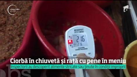 Descoperiri şocante la două terase din Mamaia! Turiştii au primit ciorbă servită direct din chiuvetă, raţă congelată cu tot cu pene şi resturi de pui din gunoi