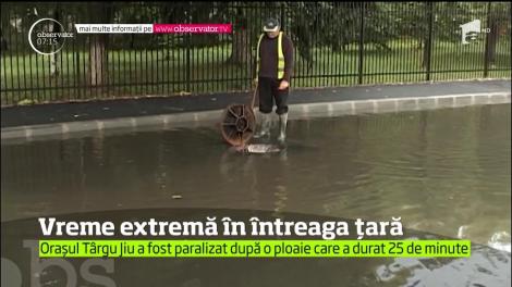 Copaci rupţi, maşini distruse şi lacuri în loc de străzi