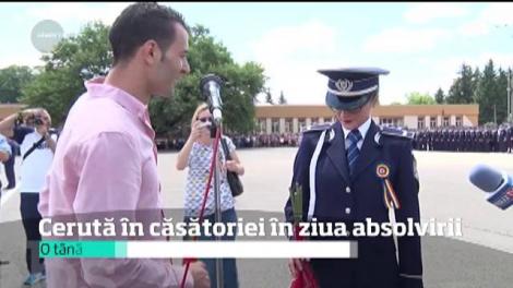 O tânără, absolventă a şcolii de Agenţi de Poliţiei, cerută de soţie la finalul ceremoniei de depunere a jurământului. Un „Da” după intonarea imnului național și defilare!