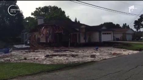 Două case au intrat în pământ, în Florida