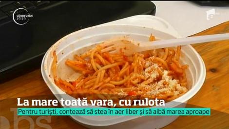 Mii de familii își petrec vara la mare, cu rulota