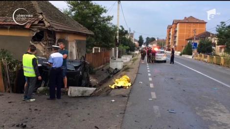 Accident teribil în judeţul Mehedinţi! Un șofer de 23 de ani a intrat cu viteză într-un cap de pod