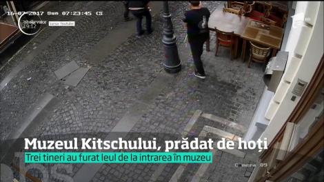 Muzeul Kitschului, prădat de hoţi. Trei tineri au furat statueta aurită a unui leu