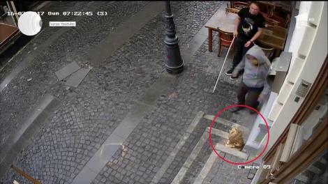 Muzeul Kitsch-ului din Bucureşti a fost jefuit! Trei indivizi au fugit cu leul aurit de la intrare: Directorul muzeului oferă recompensă celor care dau o mână de ajutor în prinderea făptașilor