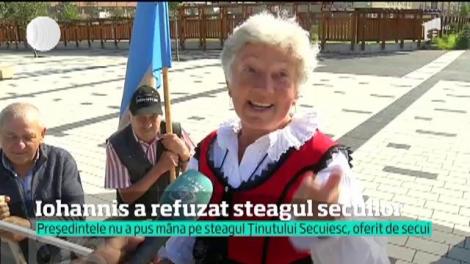 În prima vizită oficială în Harghita şi Covasna, Klaus Iohannis a primit în dar drapelul secuiesc. Reacţia preşedintelui a devenit virală