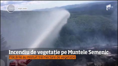 Incendiu de vegetaţie pe Muntele Semenic
