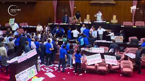 Parlamentul din Taiwan, ca un ring de box
