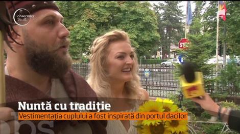 Doi tineri din Ploieşti au făcut o nuntă ca-n cărţile de istorie. Mirii, dar şi naşii lor, s-au costumat în portul dacic