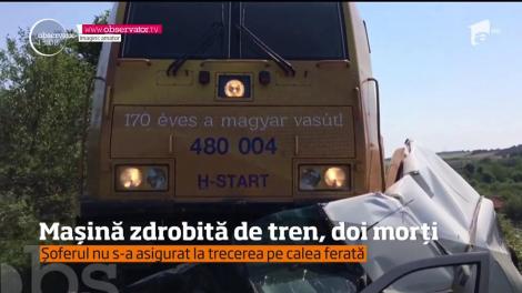 Doi oameni au murit după ce maşina în care se aflau a fost zdrobită de tren, în judeţul Mehedinţi