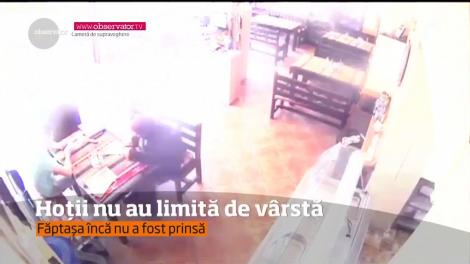 Bătrânică filmată în timp ce fură chiar sub ochii angajaţilor