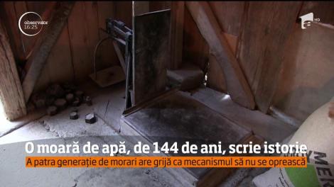 O moară de apă, de 144 de ani, scrie istorie. Ori este nevoie, morarii se transformă în ghizi