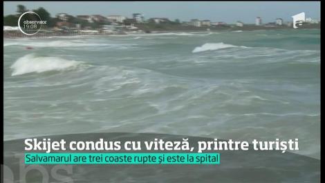 Un turist din Mamaia a intrat cu skijetul într-un salvamar. L-a rănit grav, în timp ce sute de oameni se aflau în apă